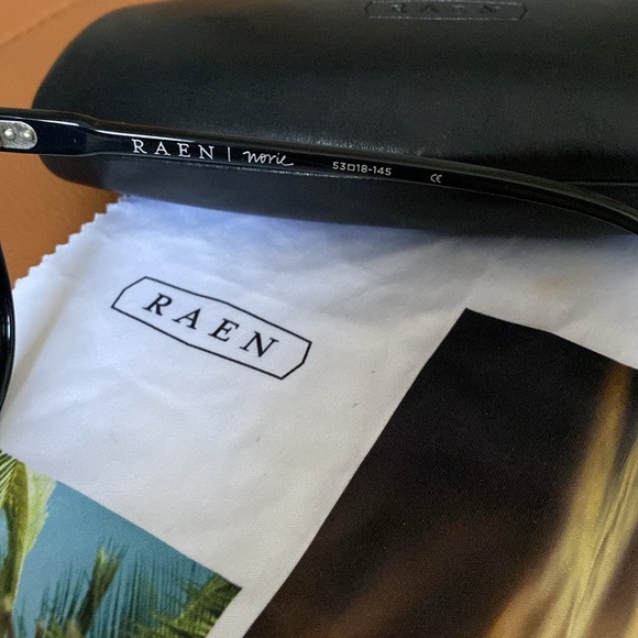 Raen - Norie In Crystal Black / Dark Smoke - Picture 3 of 4